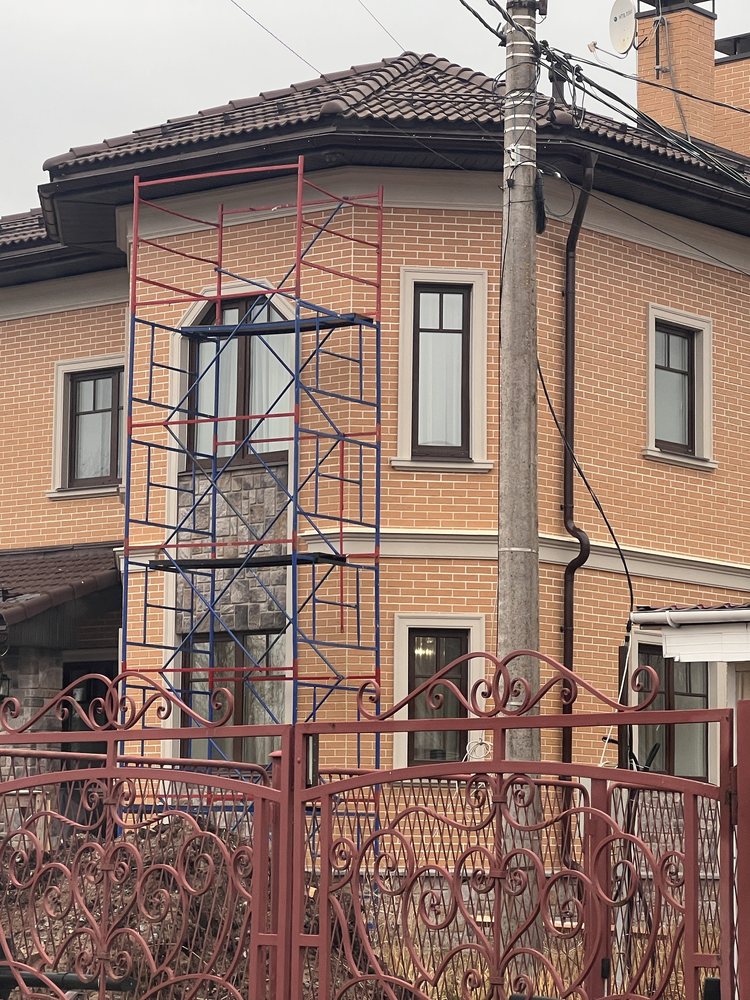 Эркер с камнем, наличник в обход камня и межэтажный пояс с фигурным торцом