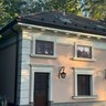 Фото к отзыву: фасад дома с декором