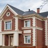 Фото к отзыву: фасад дома с декором