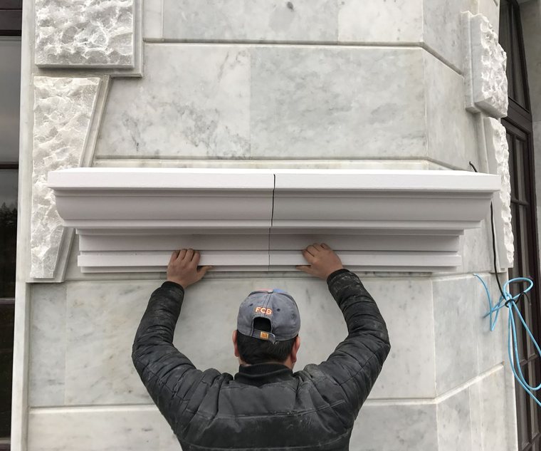 Примерка подоконного карниза на мраморном фасаде